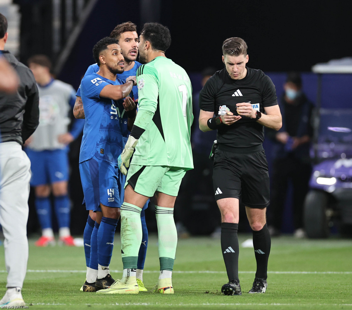 احتكاك.. طرد.. وورطة