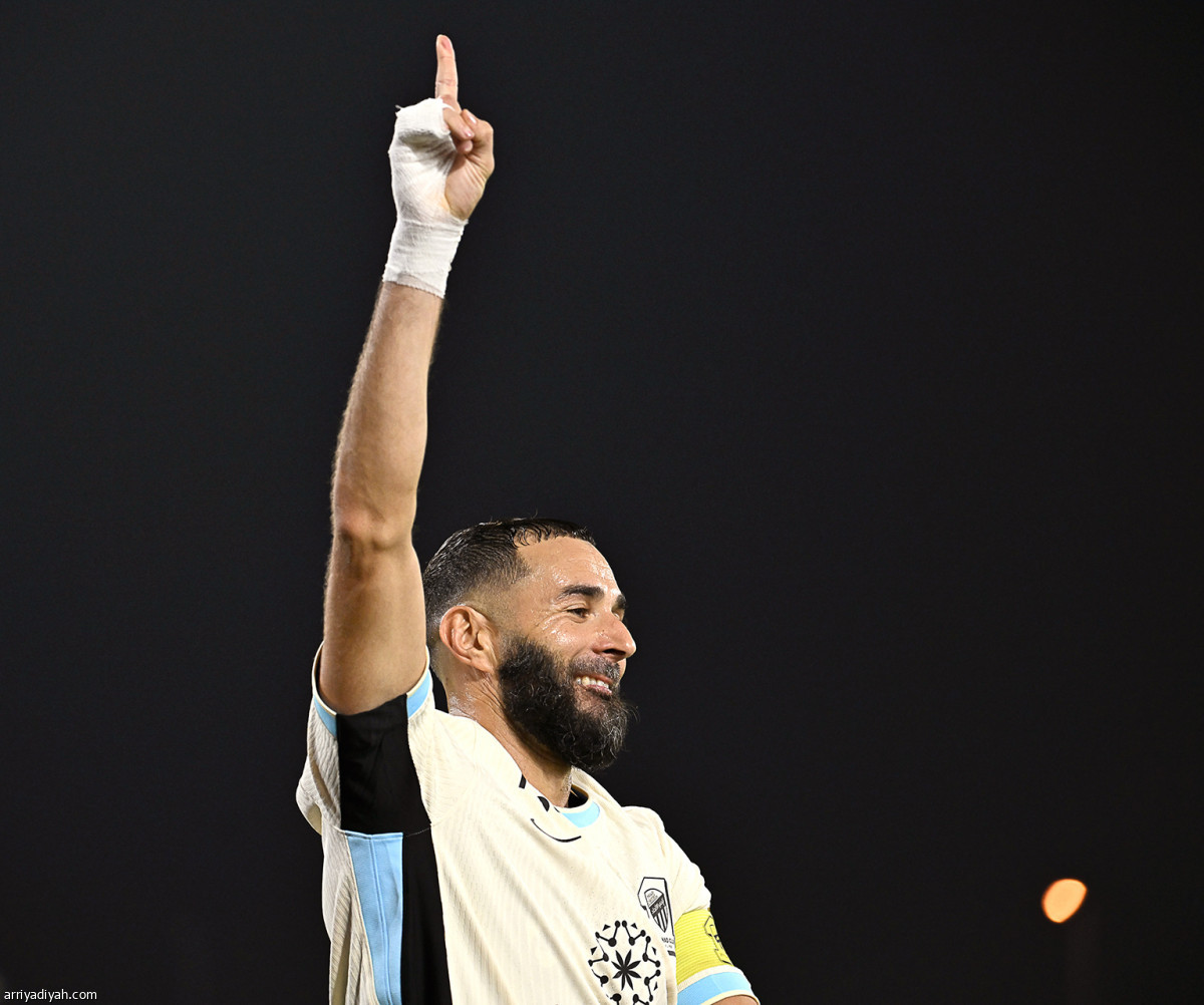 بنزيما يضرب