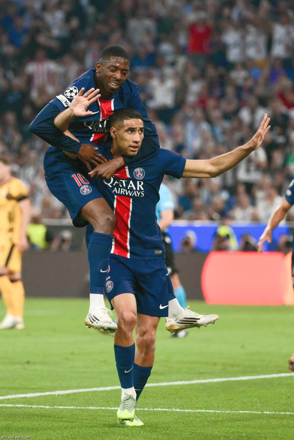 حكيمي.. هدف تاريخي