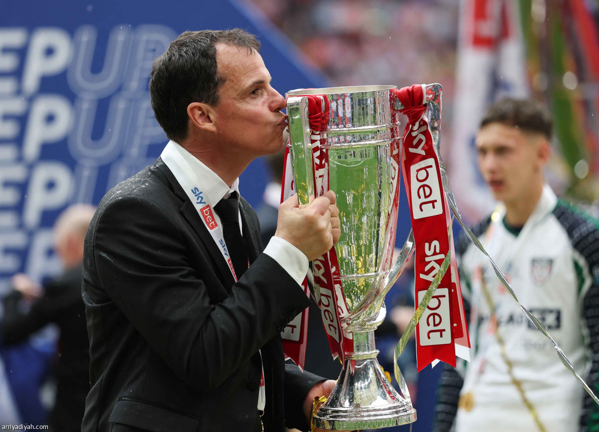 سندرلاند يصعد